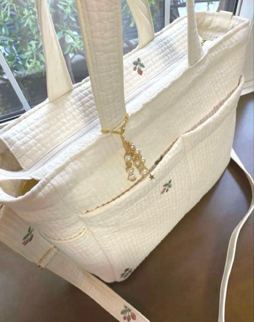 Ａ．ヌビ　オフホワイト×いちご　ポケットいっぱいマザーズバッグ　ハンドメイド