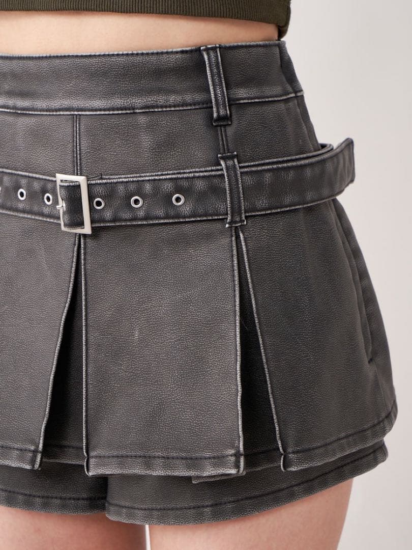 アンティークレザープリーツショートパンツ