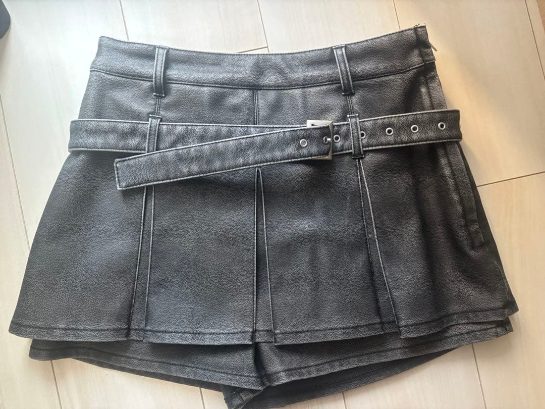 アンティークレザープリーツショートパンツ