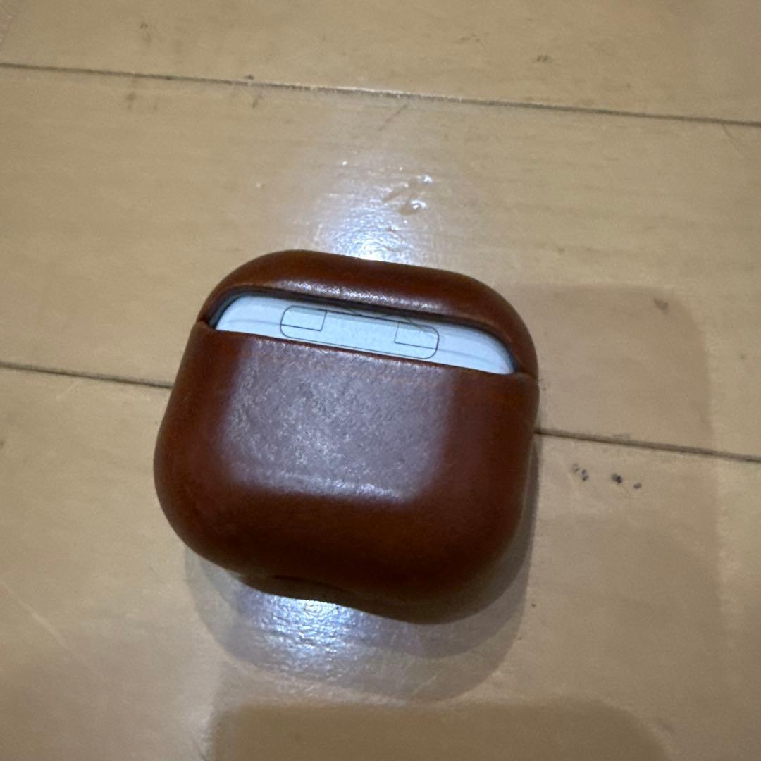 Apple AirPods (第4世代) 本体　レザーケース付き