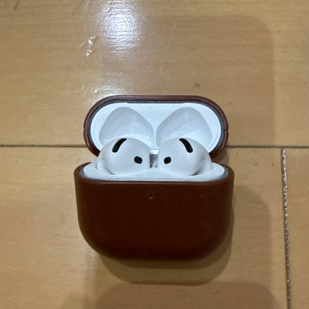 Apple AirPods (第4世代) 本体　レザーケース付き