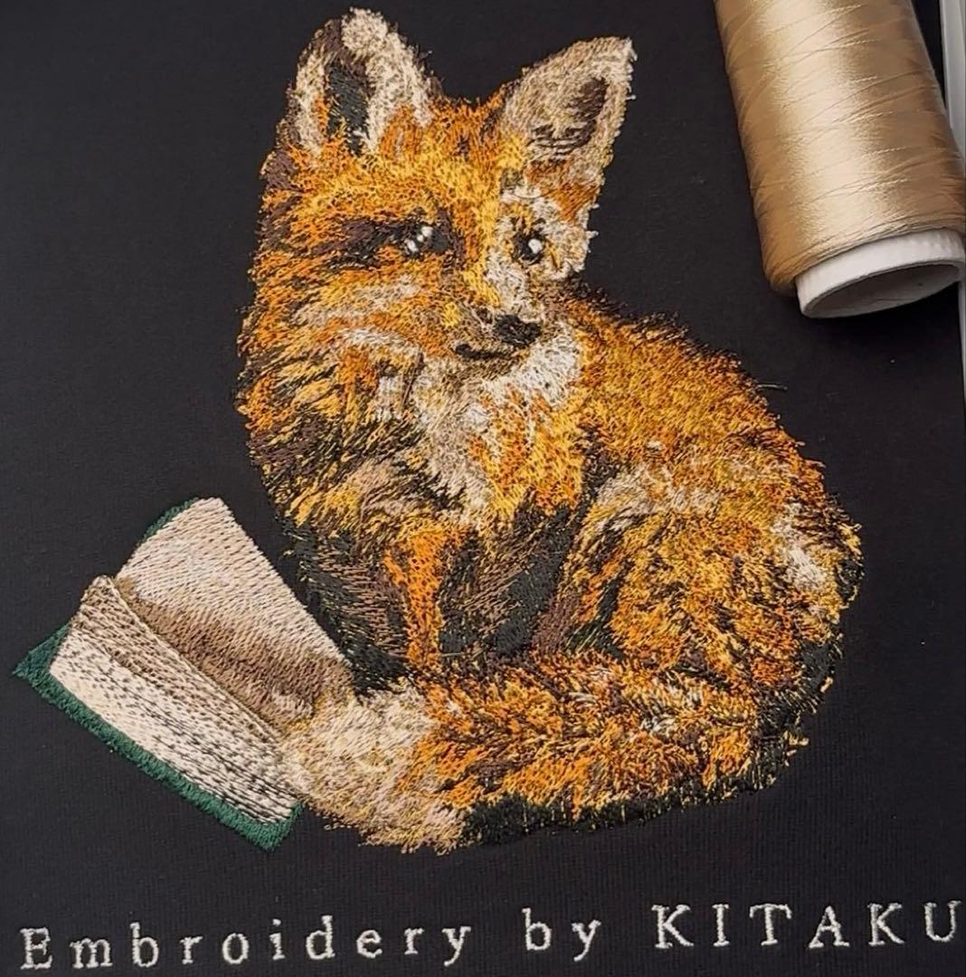 北区の刺しゅう屋　小狐の読書　Mサイズ