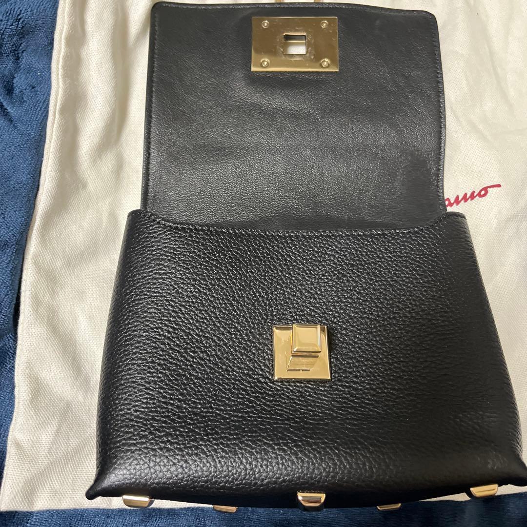 Salvatore Ferragamo ブラックレザーショルダーバッグ