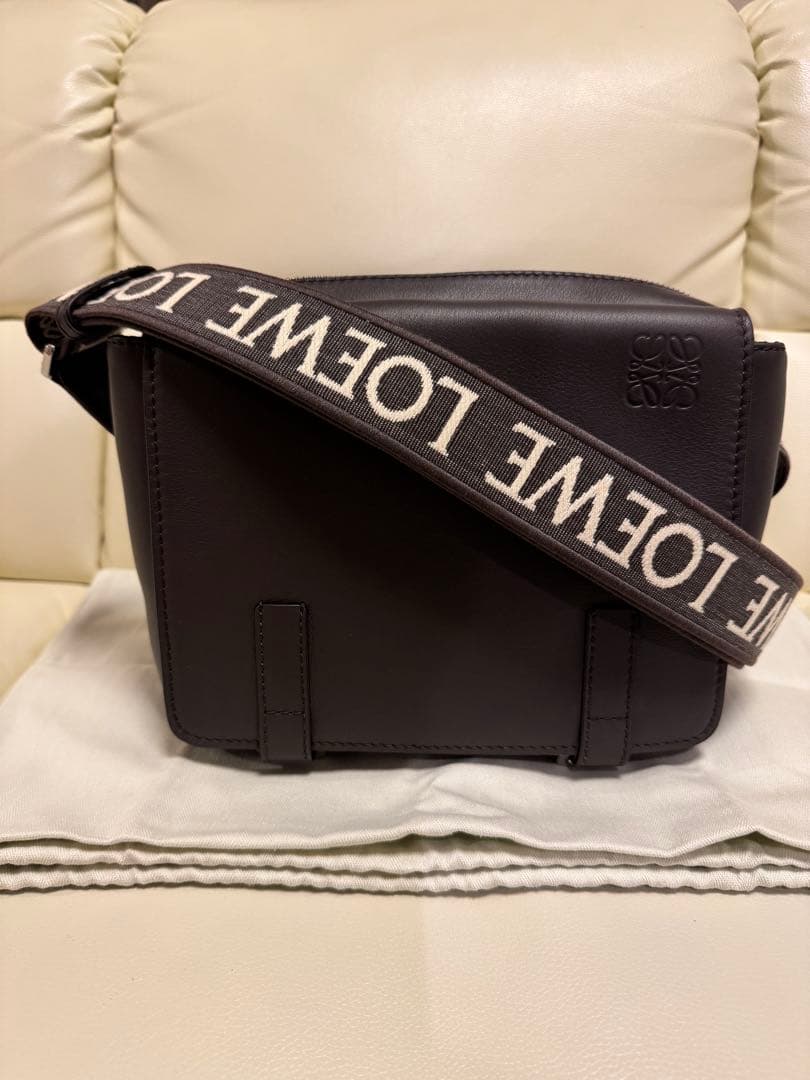 LOEWE ブラック メッセンジャーバッグ