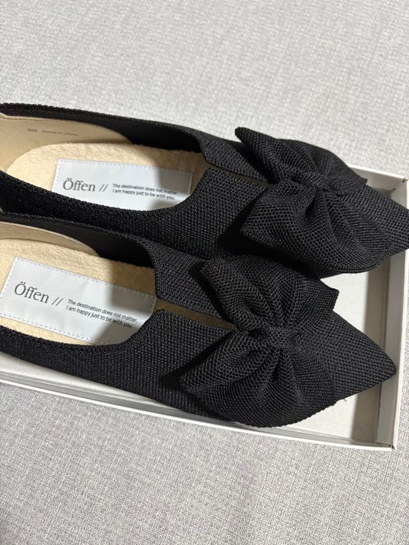 リボン付きブラックフラットシューズ　offen