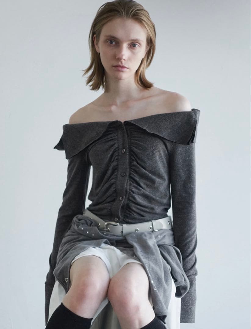 トップス CERRIC WRINKLE OFF SHOULDER TOP / BROWN