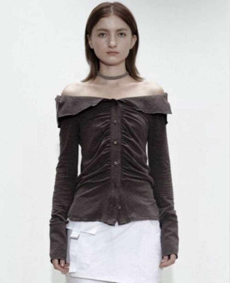 トップス CERRIC WRINKLE OFF SHOULDER TOP / BROWN