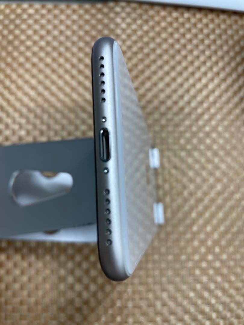 iPhone SE 第3世代 64GBスターライトSIMフリー【6813】