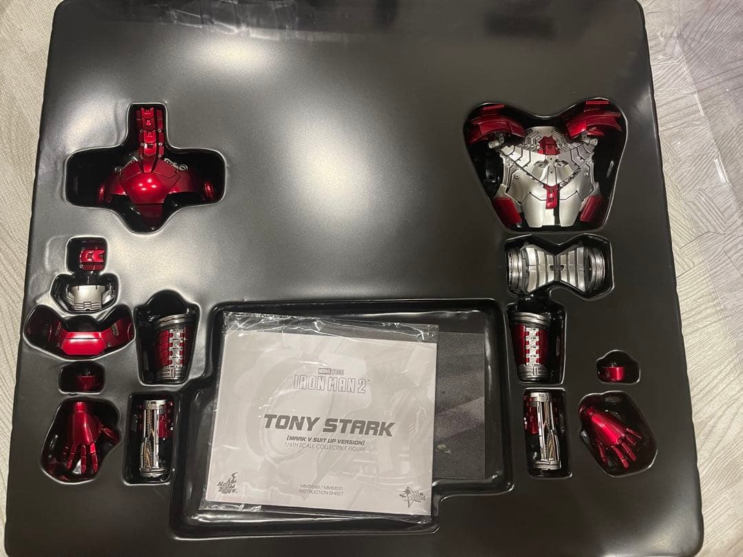 アイアンマン2 トニー・スターク スーツアップ　ホットトイズ