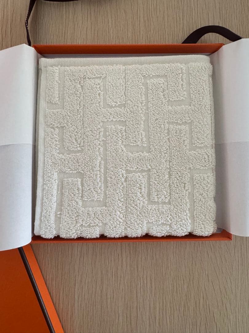 HERMES ホワイト Hロゴ ハンカチ ギフトボックス付き