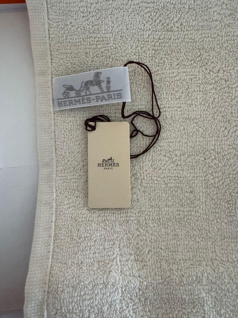HERMES ホワイト Hロゴ ハンカチ ギフトボックス付き