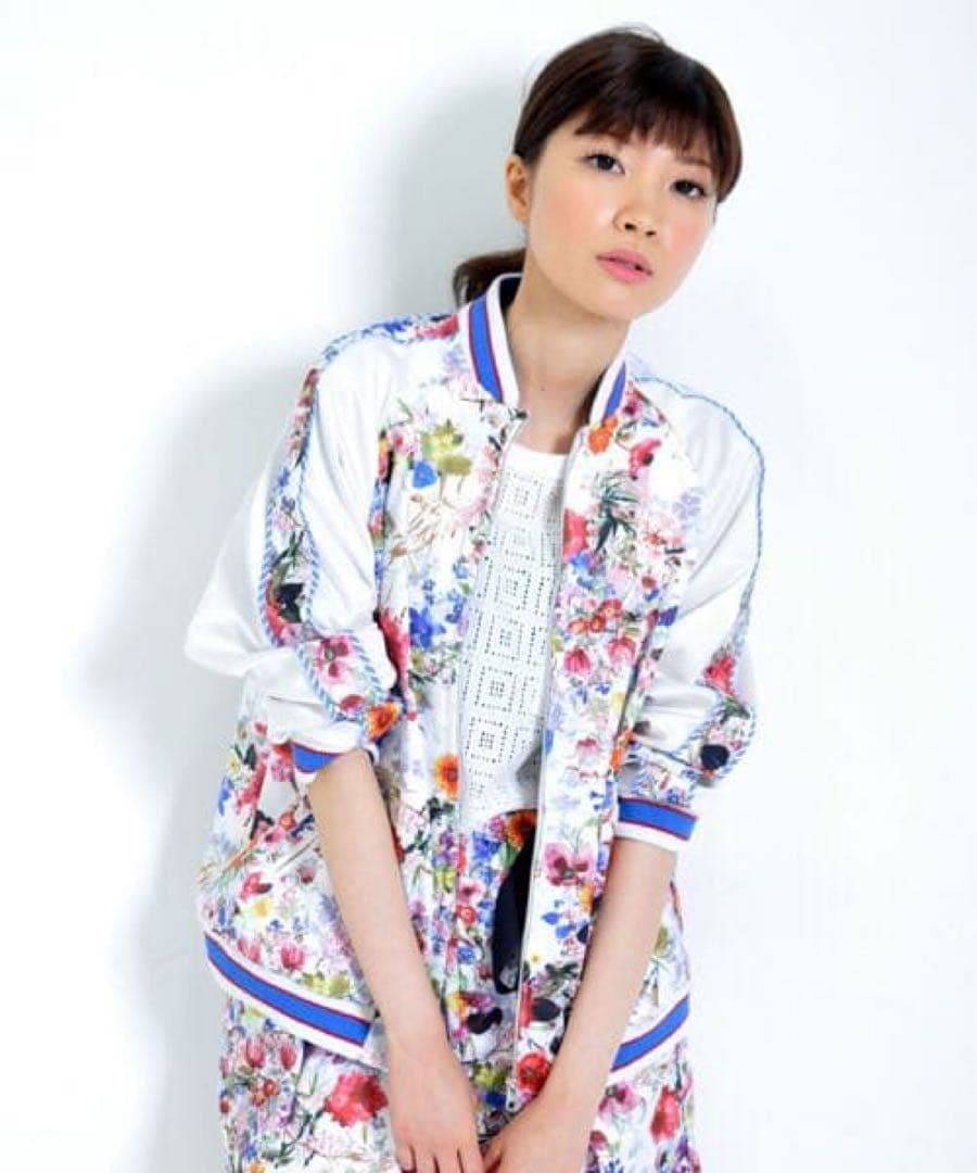 【AVIE】 フラワープリント スカジャン