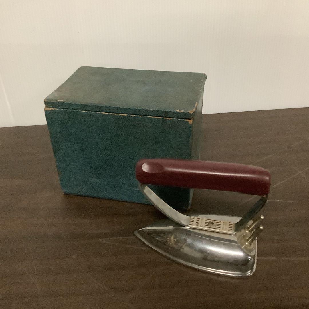 【値下げ！】昭和レトロ アイロン 金属製 合成皮革箱付き