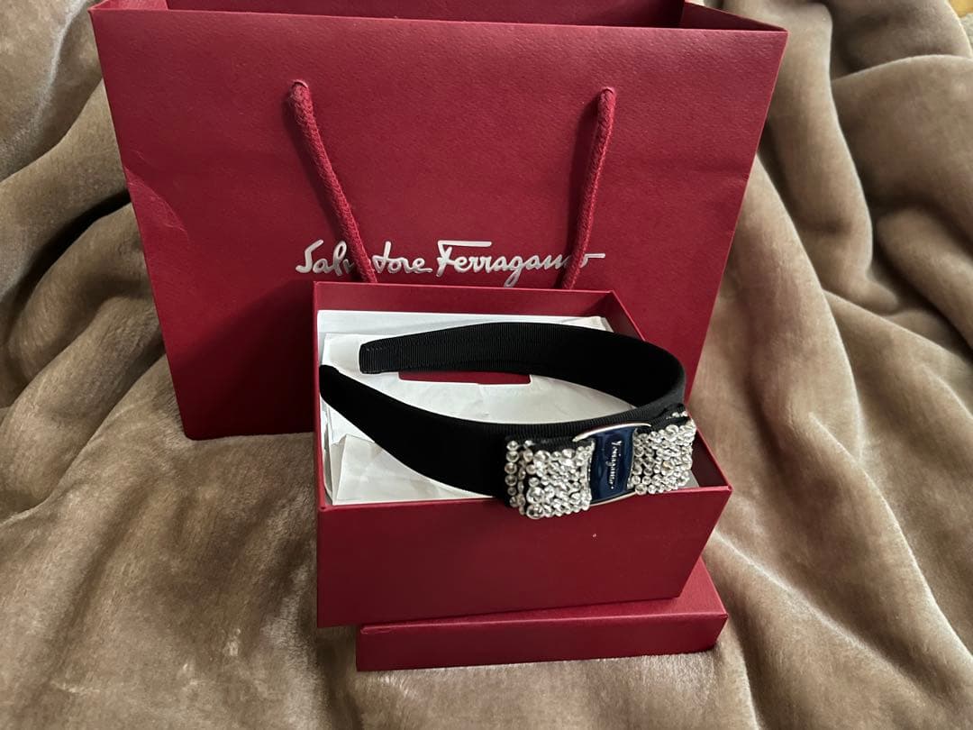 Salvatore Ferragamo フェラガモ　カチューシャ　ビジュー　黒