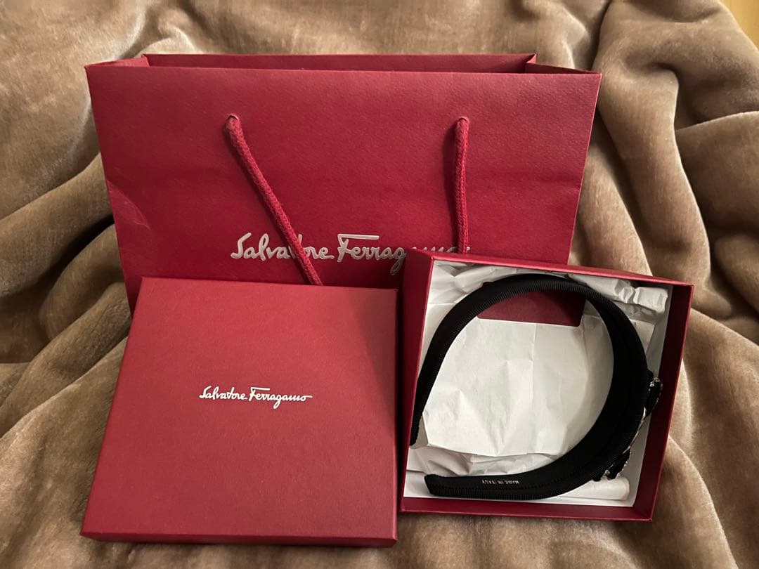 Salvatore Ferragamo フェラガモ　カチューシャ　ビジュー　黒