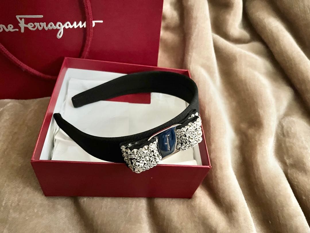 Salvatore Ferragamo フェラガモ　カチューシャ　ビジュー　黒