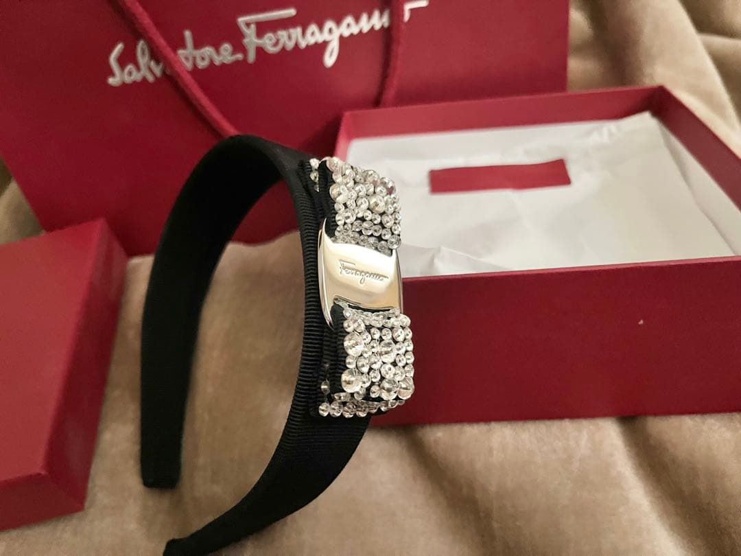 Salvatore Ferragamo フェラガモ　カチューシャ　ビジュー　黒
