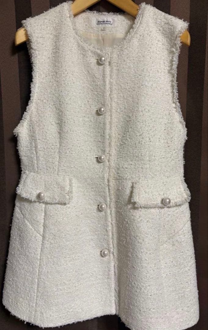 新品　Arpege story パールボタンツイードペプラムジレ　ホワイト