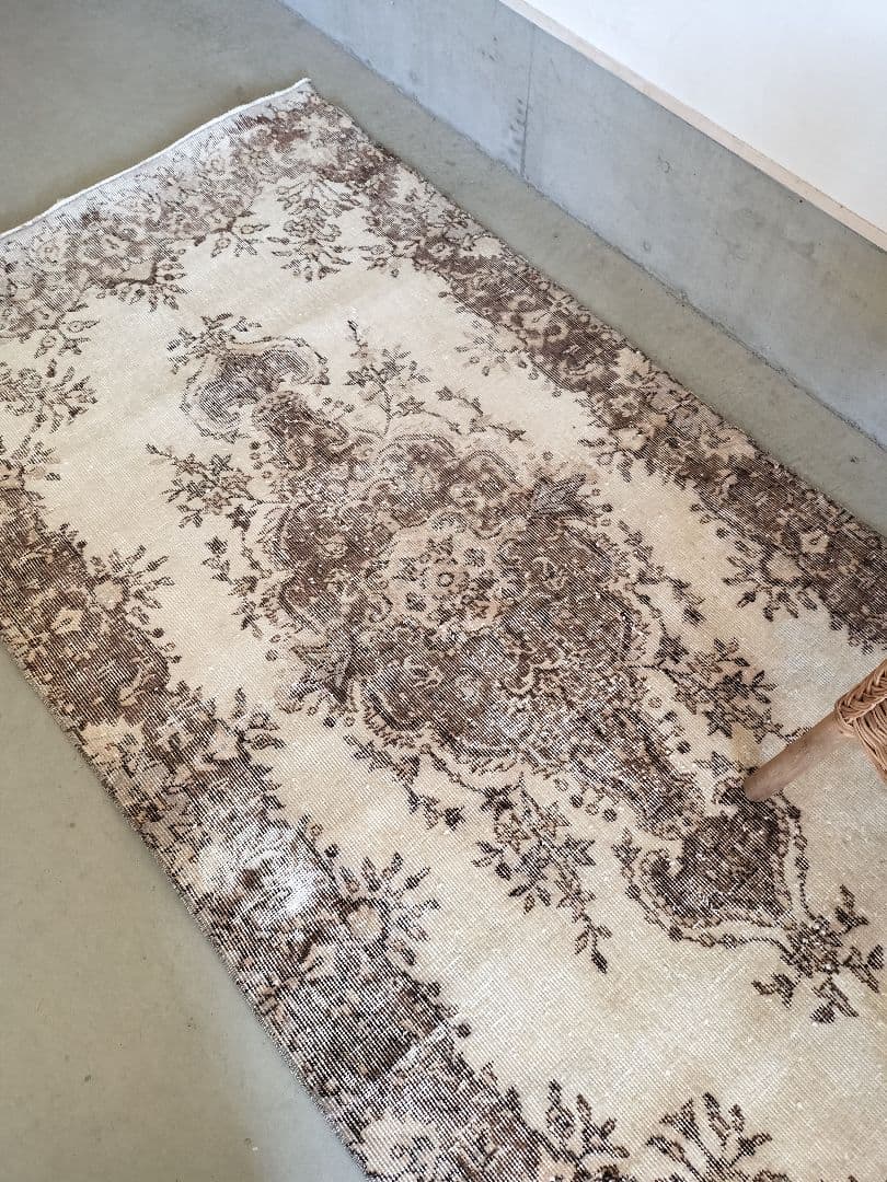 ベージュとココアブラウンのヴィンテージラグ　雅姫さんNo.698