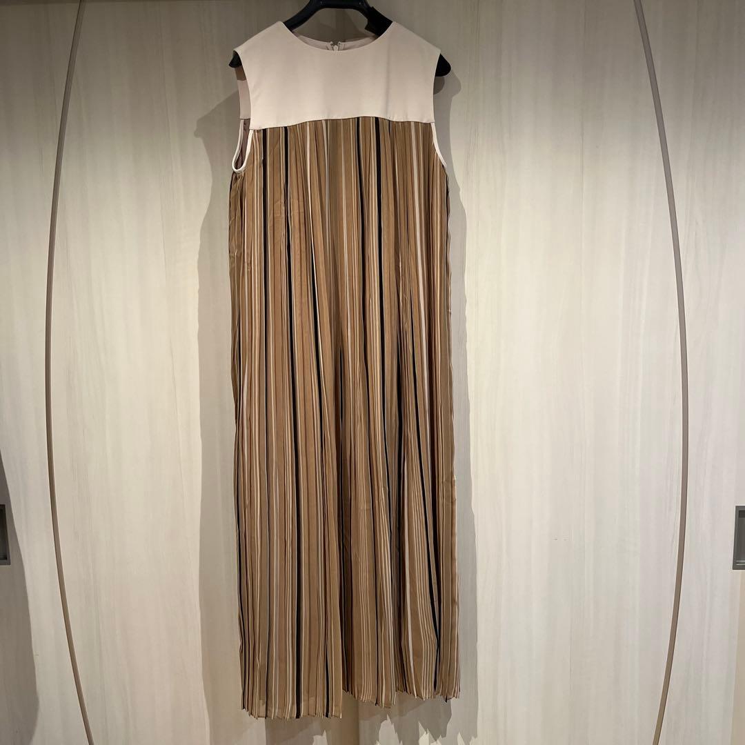 最終値下　タグ付　新品⭐︎ADORE ニットワンピース ベージュ スリット入り