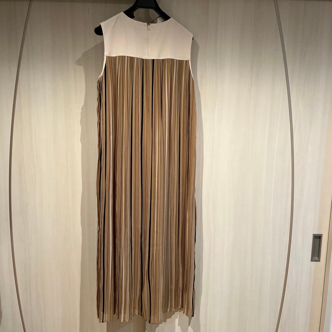 最終値下　タグ付　新品⭐︎ADORE ニットワンピース ベージュ スリット入り