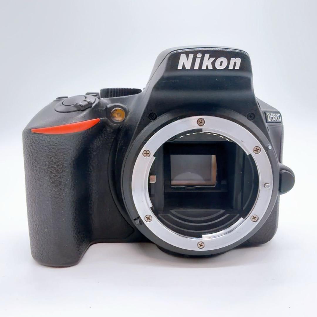 デジタル一眼レフ　ニコン　Nikon D5600 ダブルズームキット　箱付き