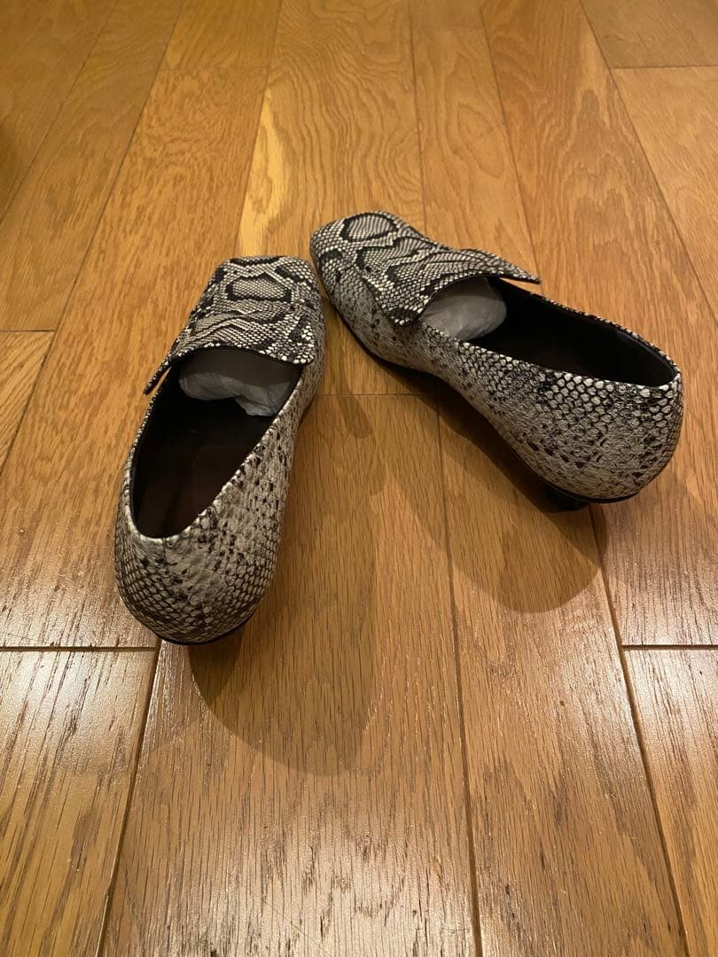 【AKIRANAKA】美品 Azalea ローファーパンプス グレー 38サイズ