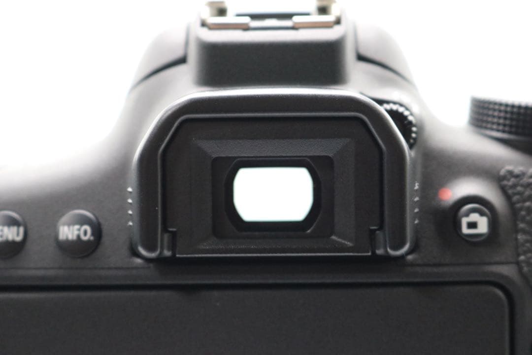 ボディ新品級 【Canon EOS Kiss X8i ダブルレンズセット】