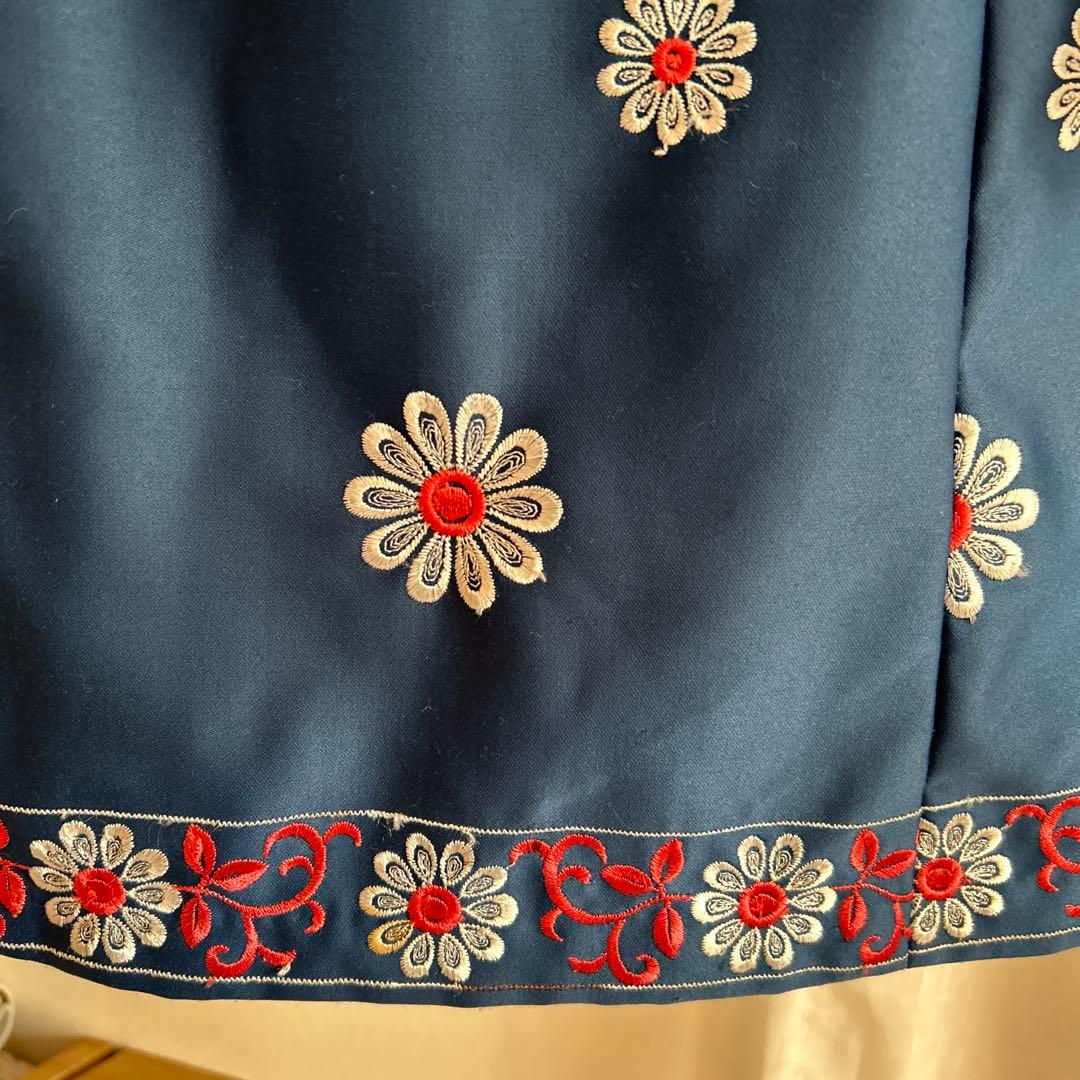 希少品　70,s vintage レトロ 花柄刺繍ワンピース　ボウタイ