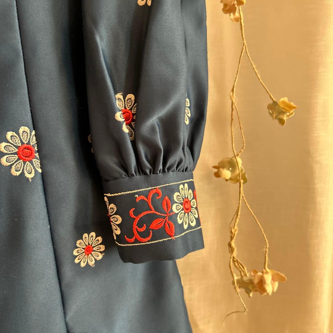 希少品　70,s vintage レトロ 花柄刺繍ワンピース　ボウタイ