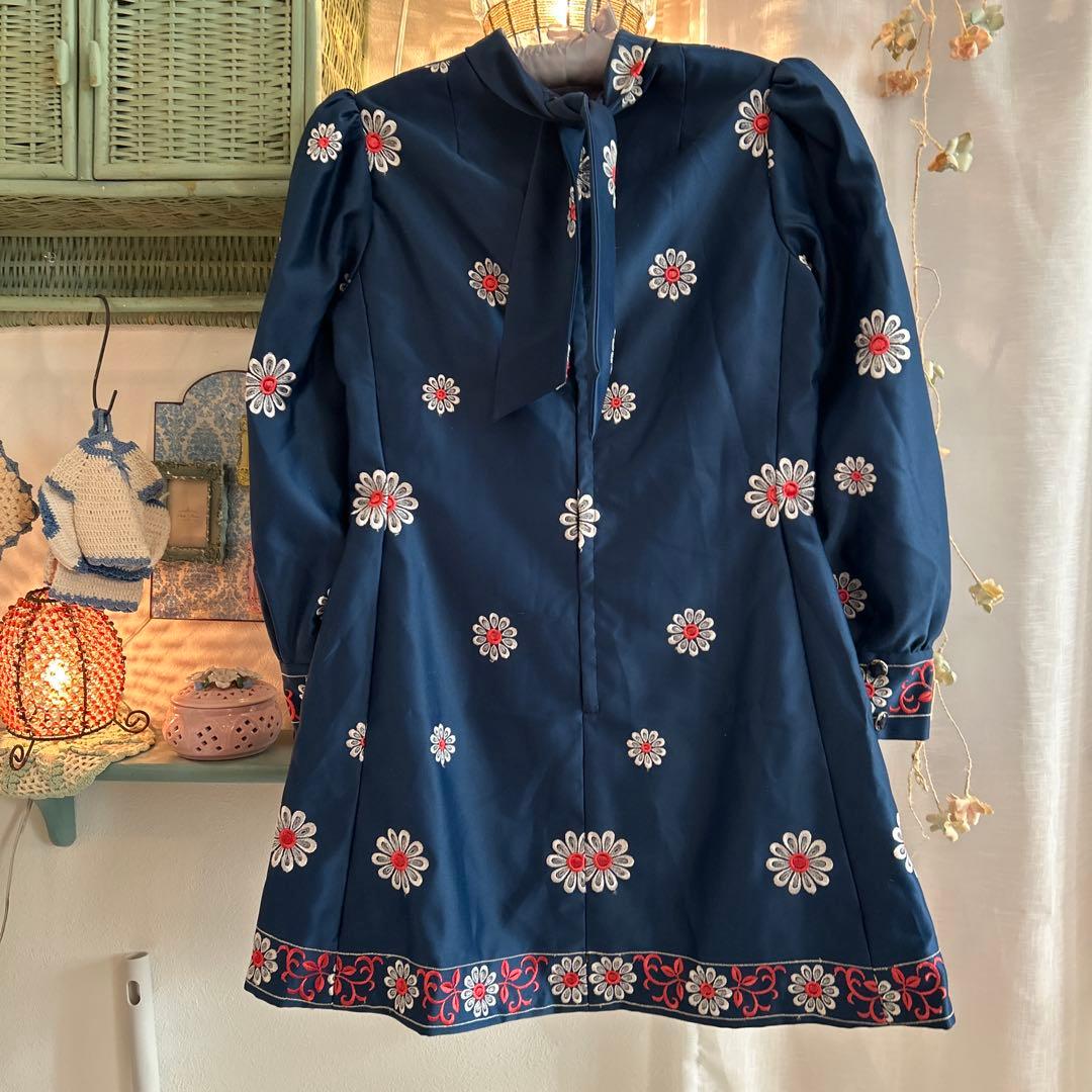 希少品　70,s vintage レトロ 花柄刺繍ワンピース　ボウタイ