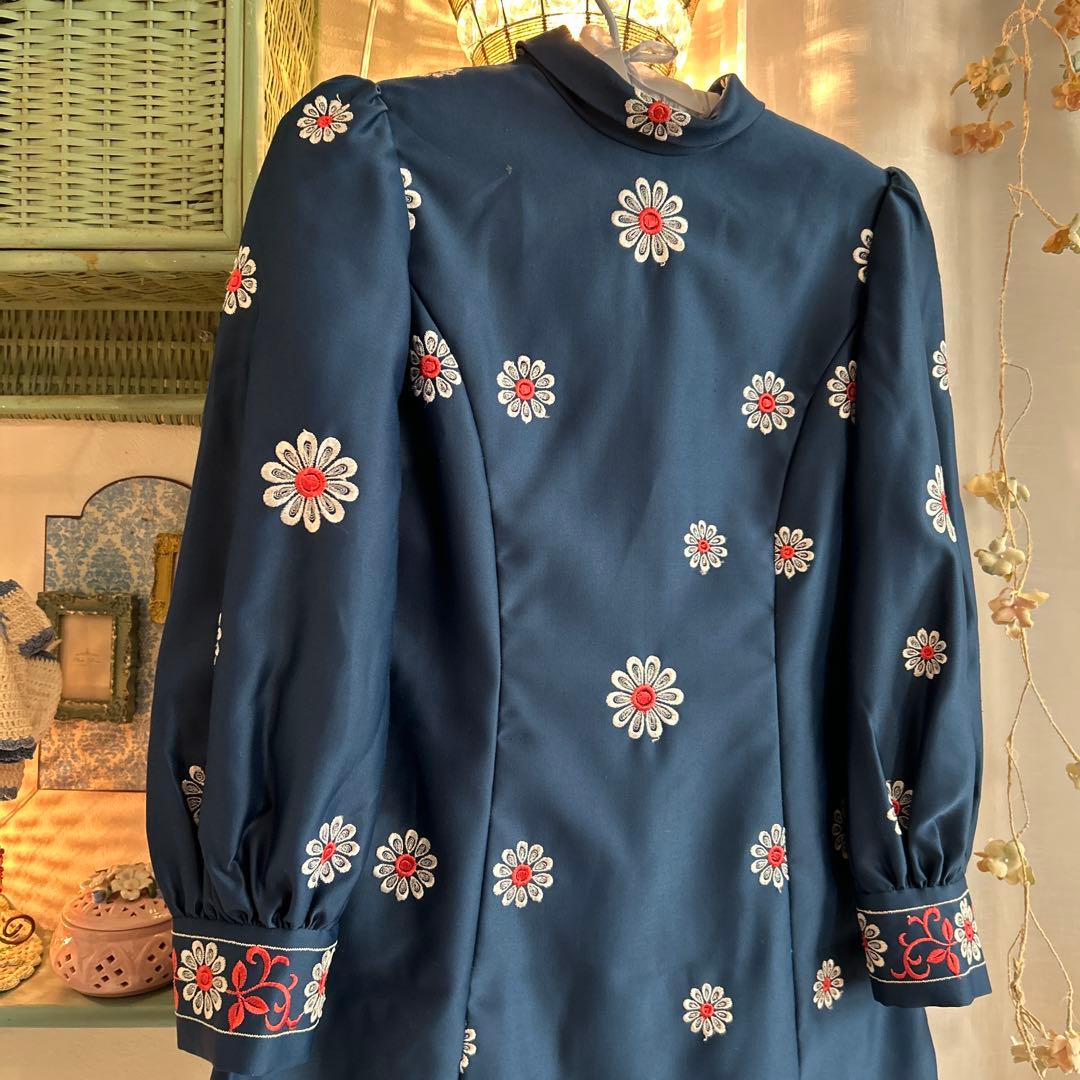 希少品　70,s vintage レトロ 花柄刺繍ワンピース　ボウタイ