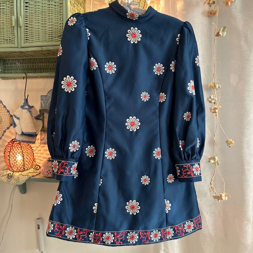 希少品　70,s vintage レトロ 花柄刺繍ワンピース　ボウタイ