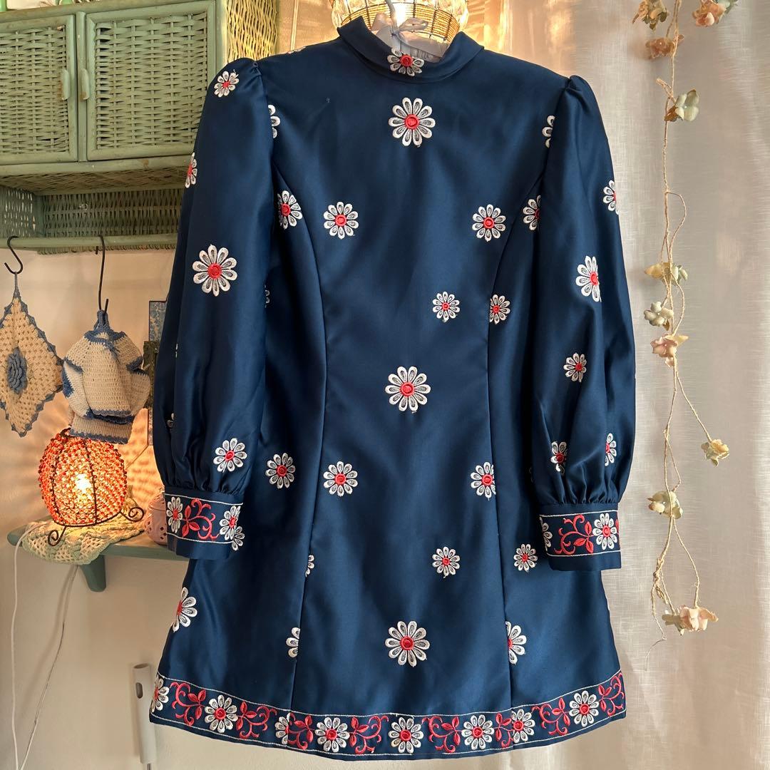 希少品　70,s vintage レトロ 花柄刺繍ワンピース　ボウタイ