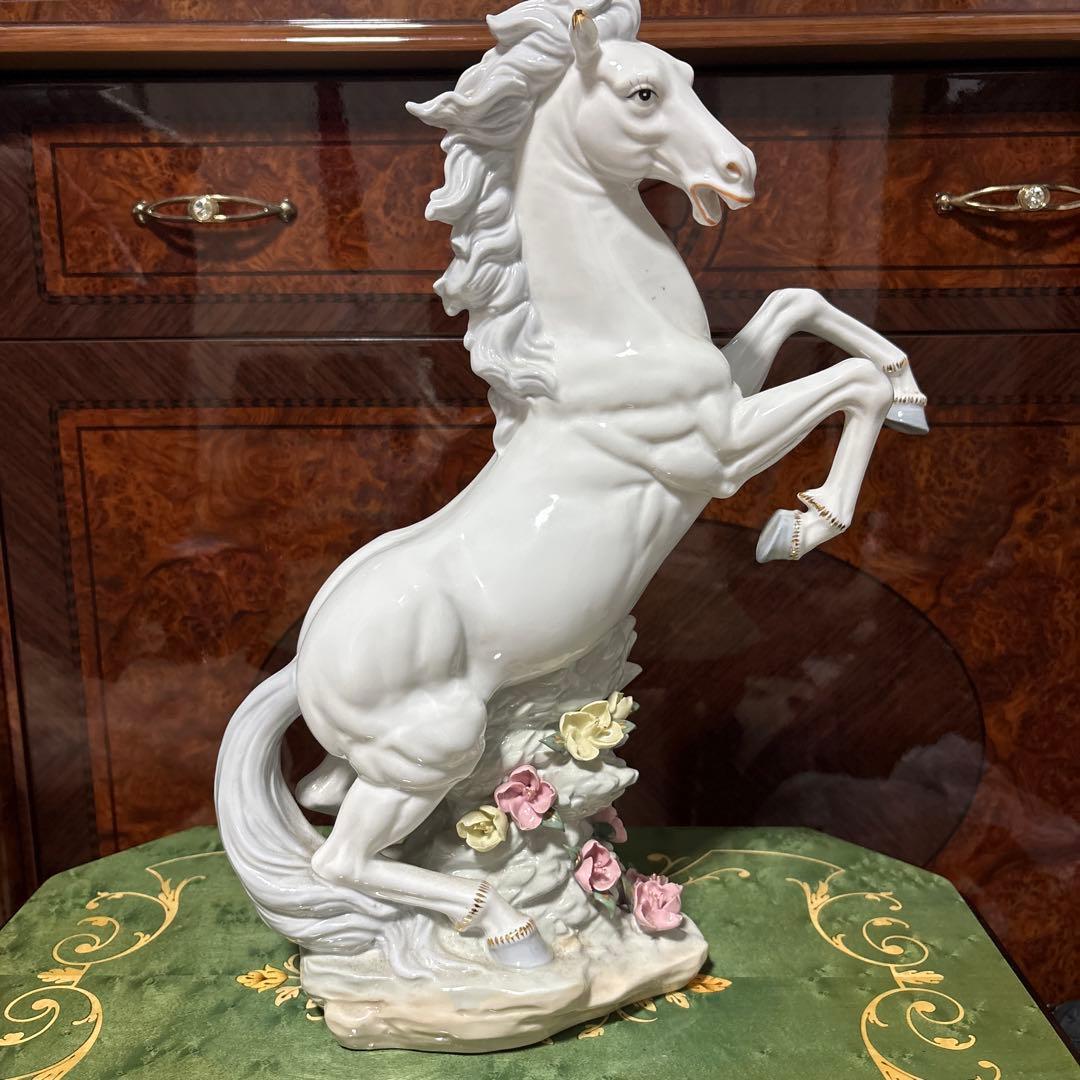 Lladro 白い馬と花