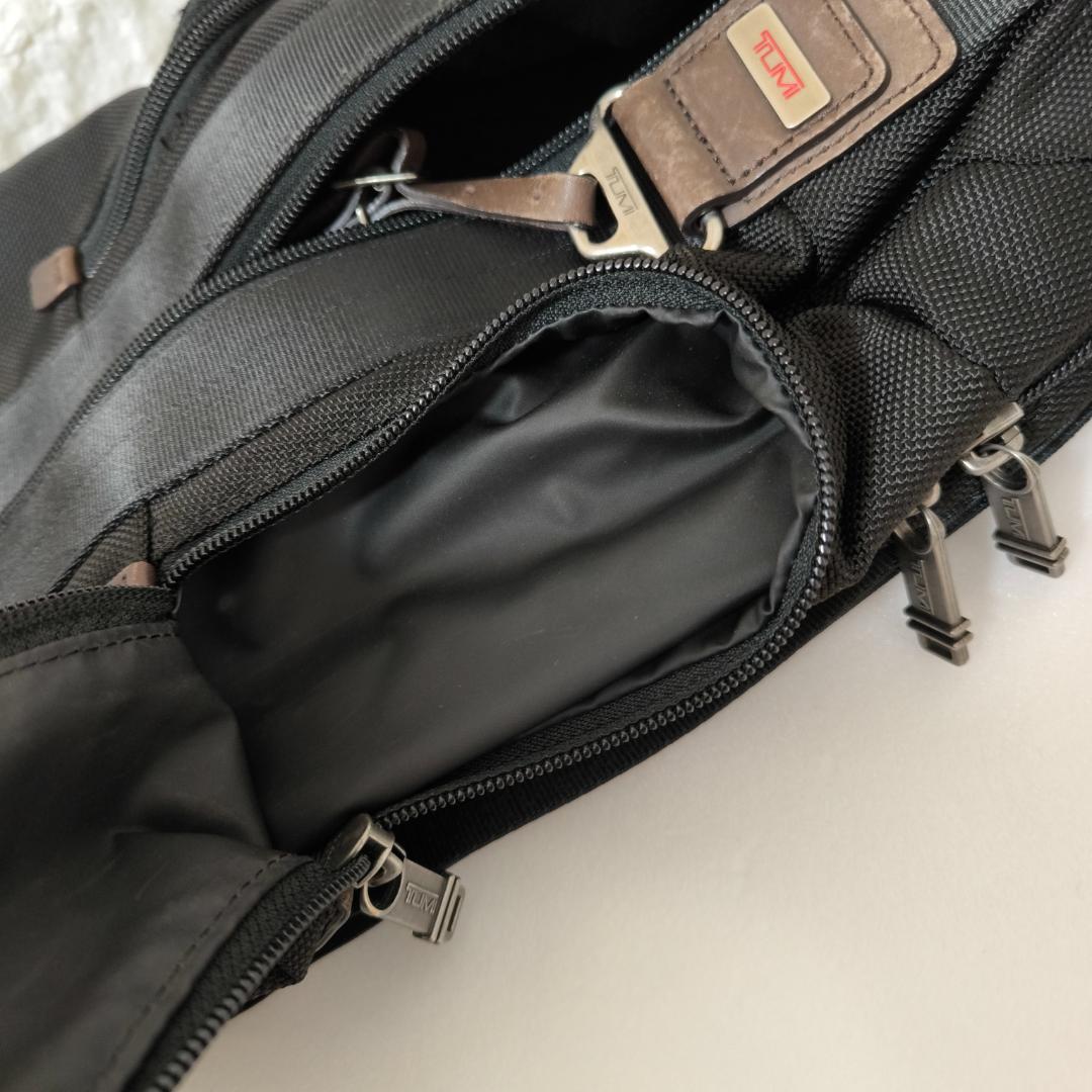 TOMI　トゥミ　ボディバック