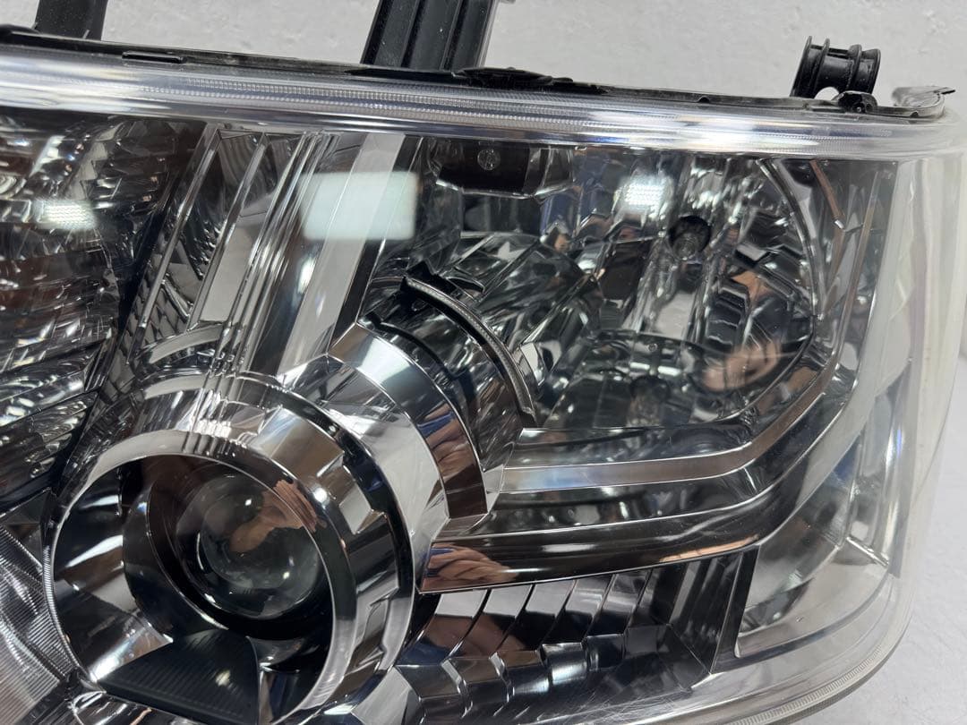 デリカ D5純正HIDヘッドライト左 KOITO 100-87918