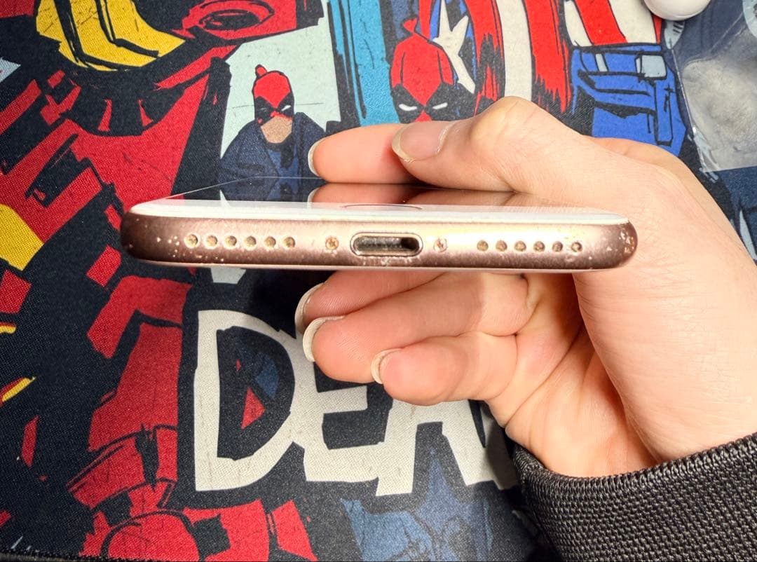 iPhone 8 ゴールド 64GB simロックなし 電池　100%