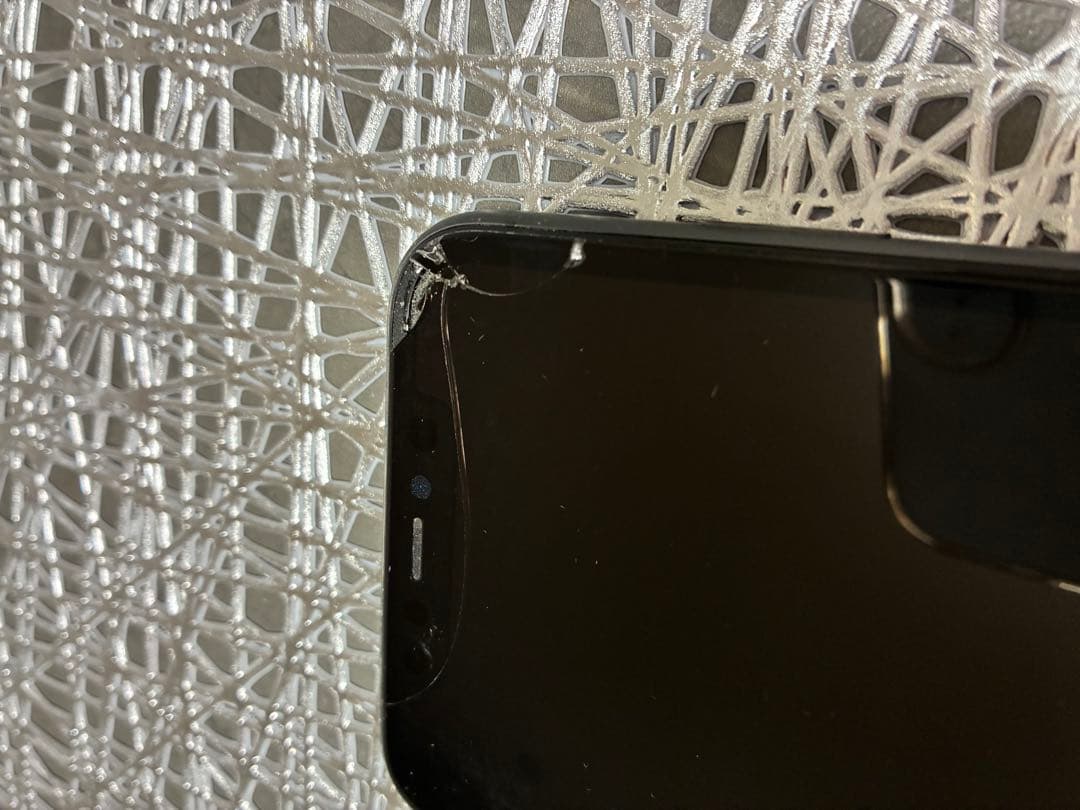 Apple iPhone 11 ブラック 画面にひびあり