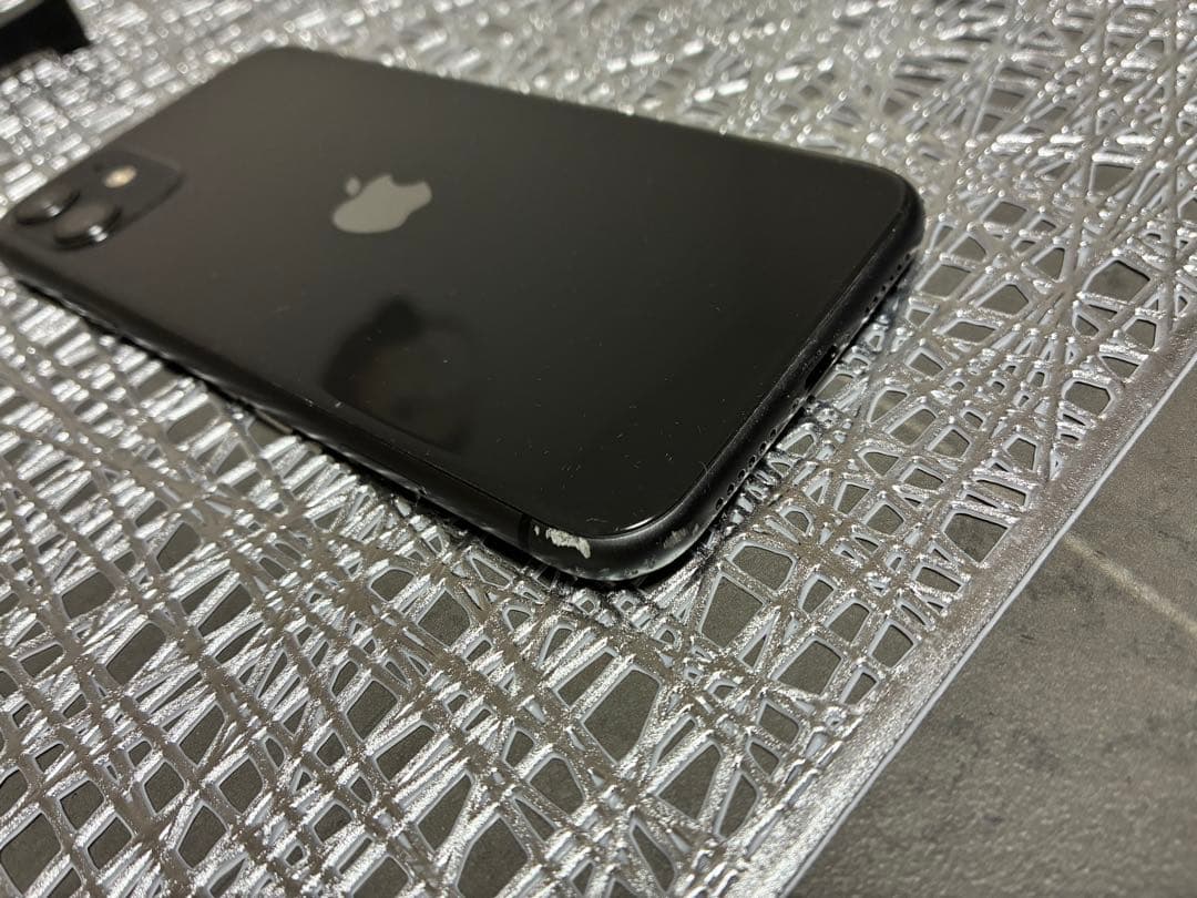 Apple iPhone 11 ブラック 画面にひびあり