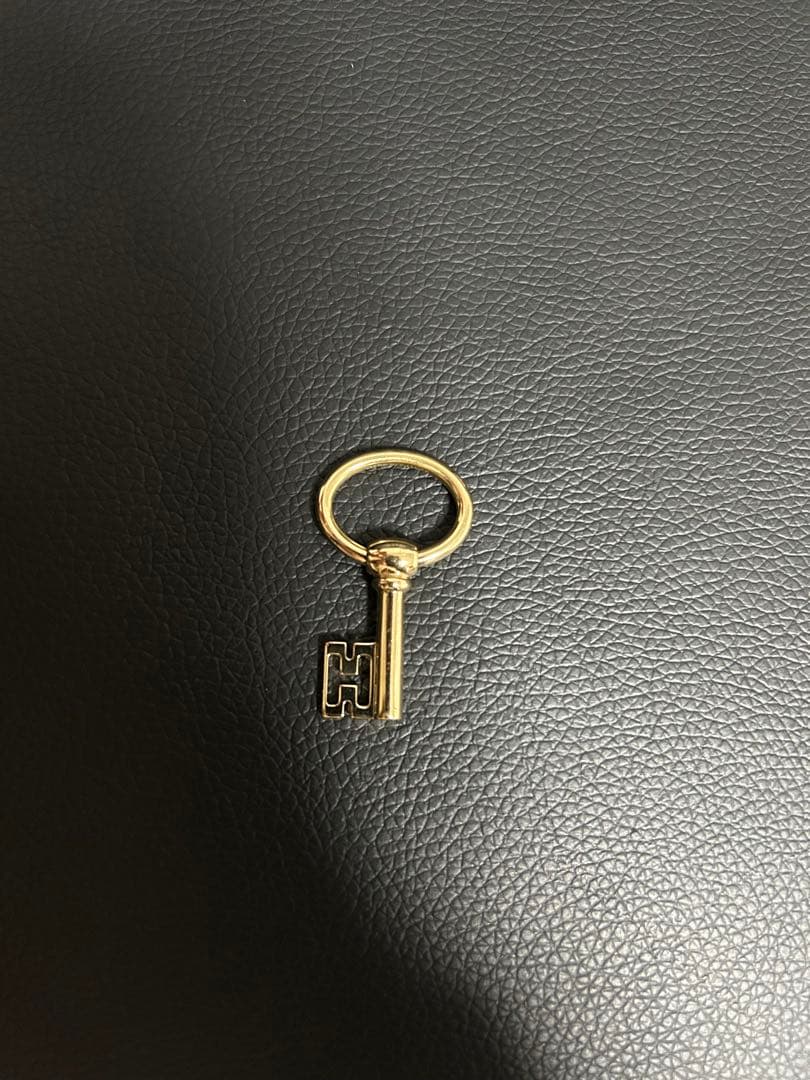 エルメスのキュリオジテ クレ Hチャーム ペンダントトップ（ゴールドカラー）