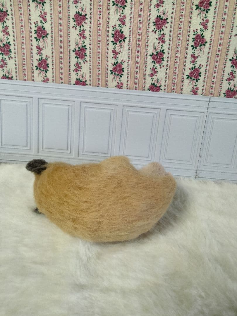 羊毛フェルト　すやすや眠るキンクマ