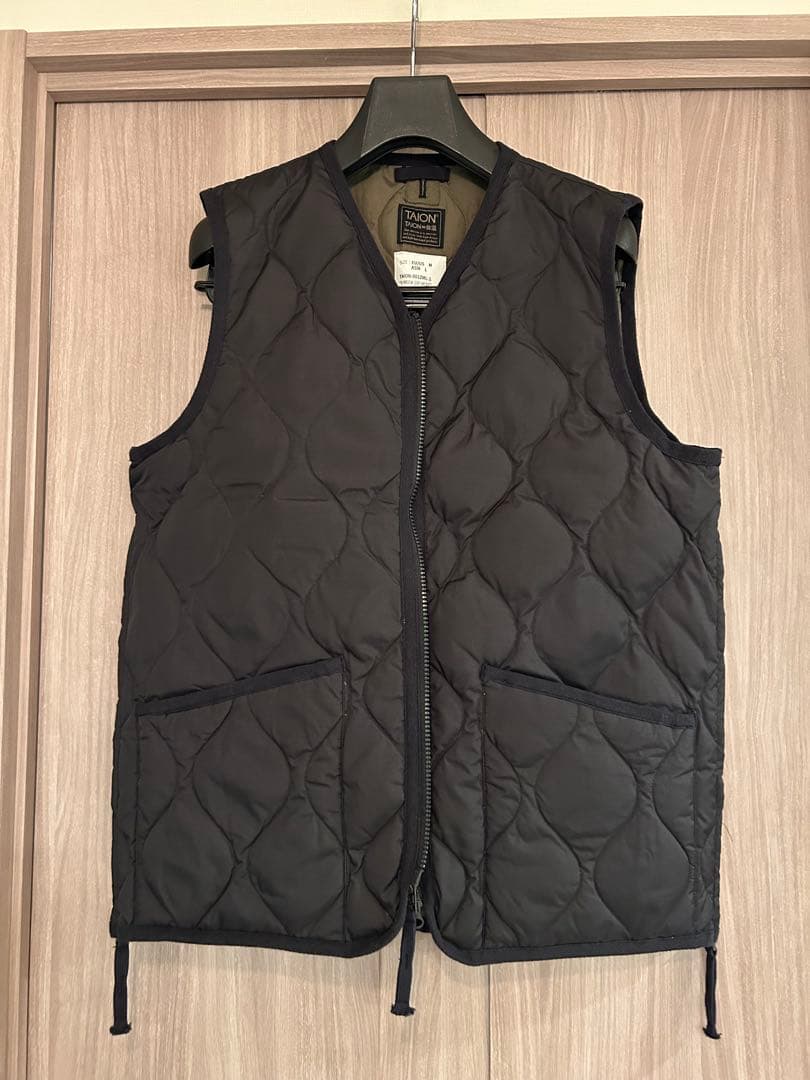 TAION-001ZML-1 ミリタリー Vネックジップ ダウンベスト