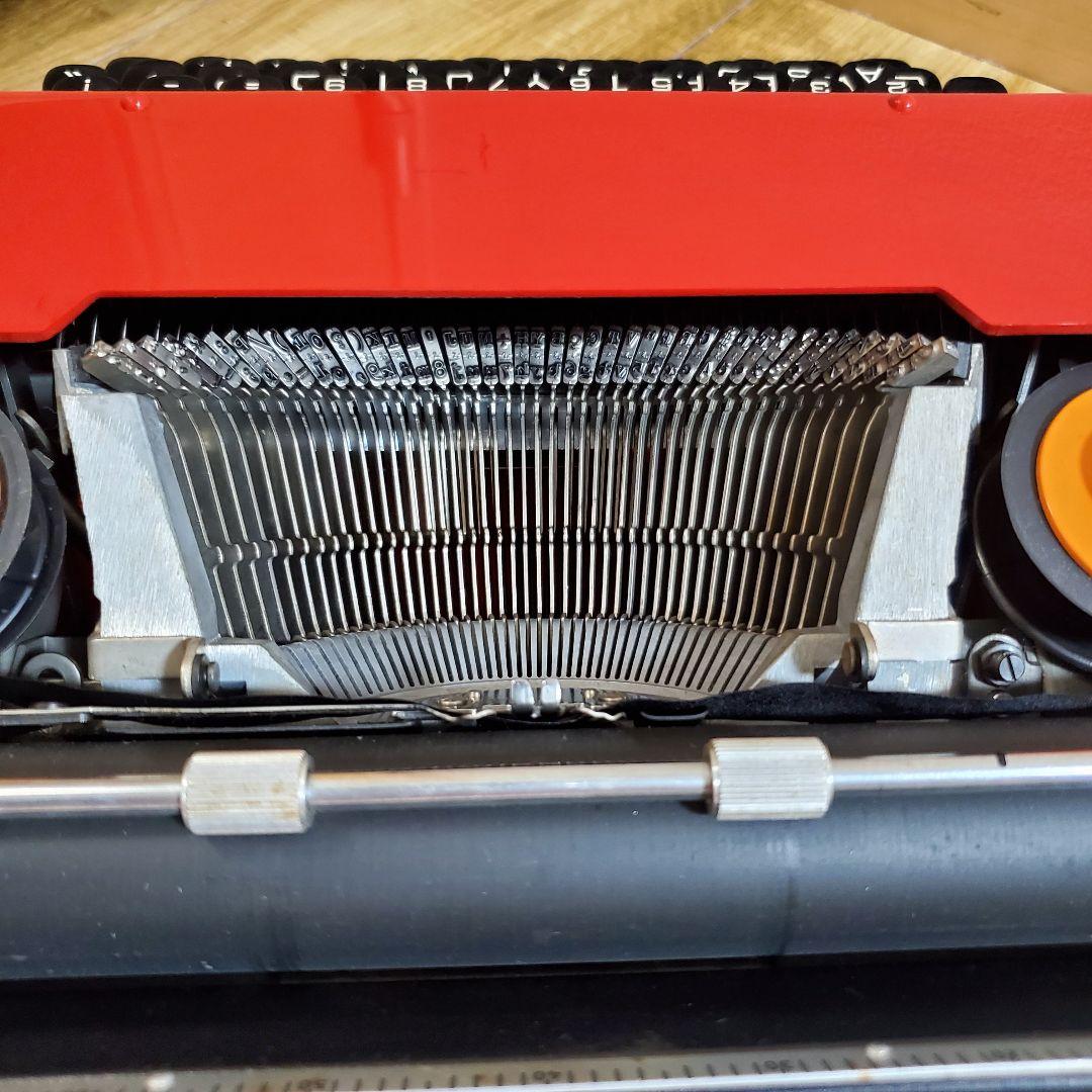 レトロ　Olivetti Valentine タイプライター ケース、説明書付き