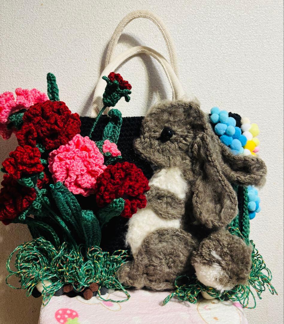手編みトートバッグ　ウサギ　カーネーションの 花