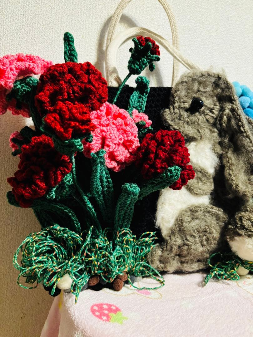手編みトートバッグ　ウサギ　カーネーションの 花