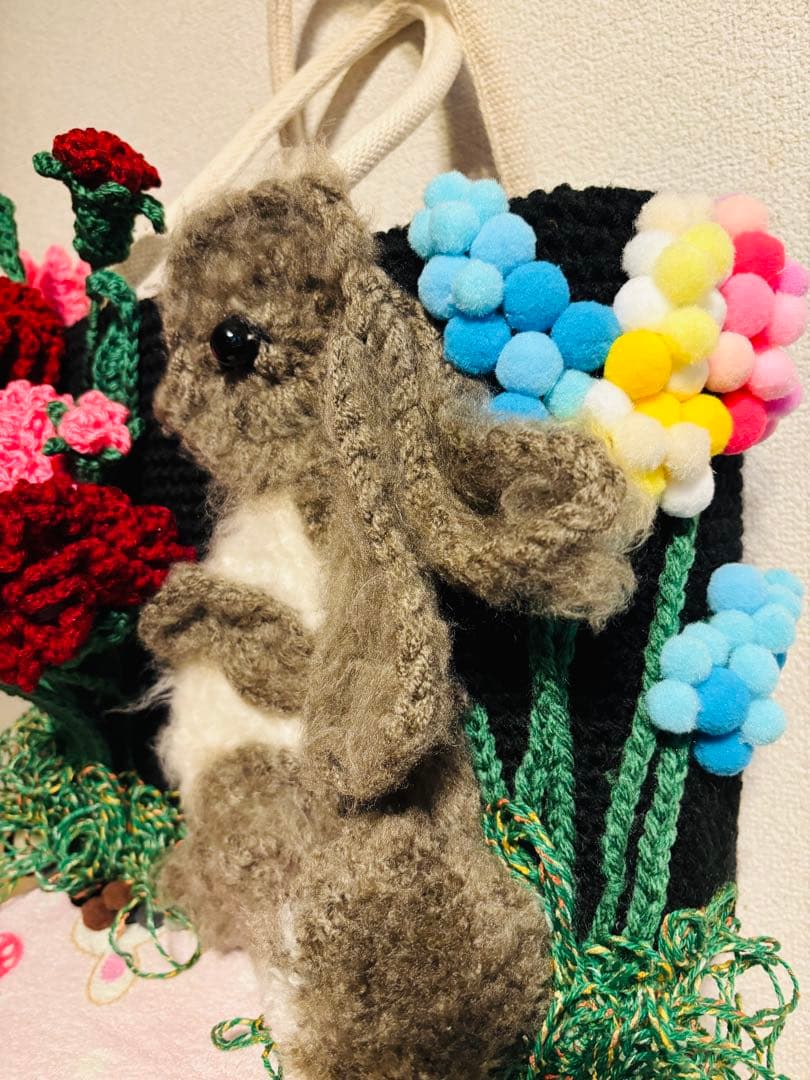 手編みトートバッグ　ウサギ　カーネーションの 花