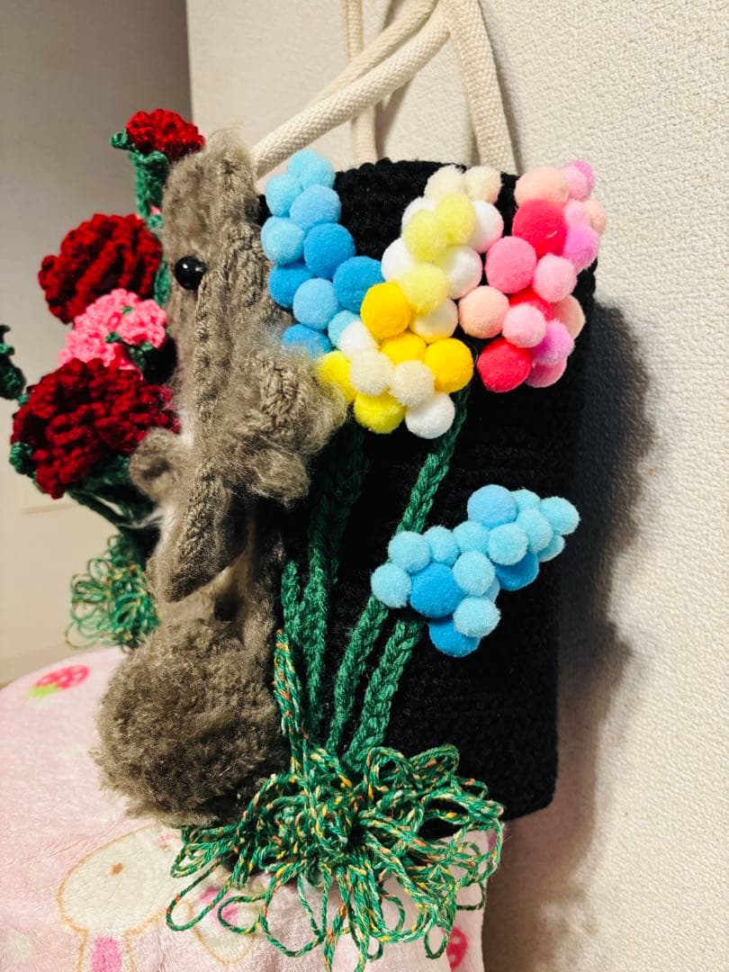 手編みトートバッグ　ウサギ　カーネーションの 花