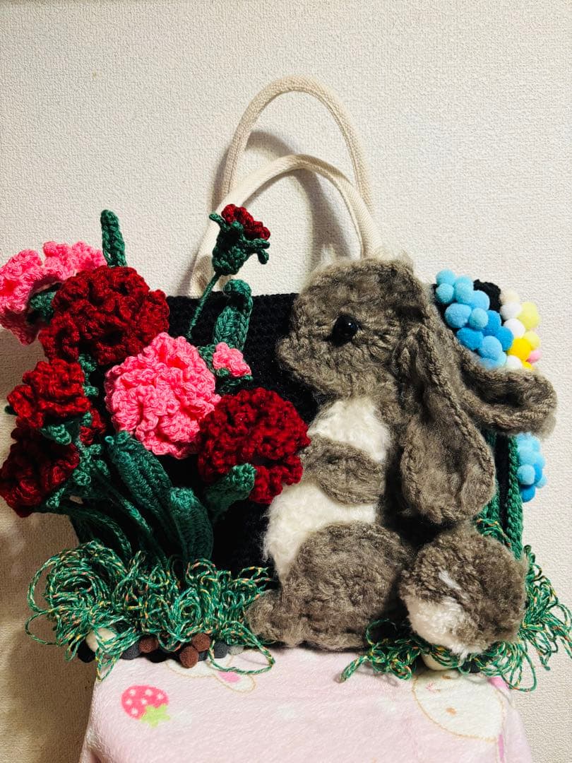 手編みトートバッグ　ウサギ　カーネーションの 花