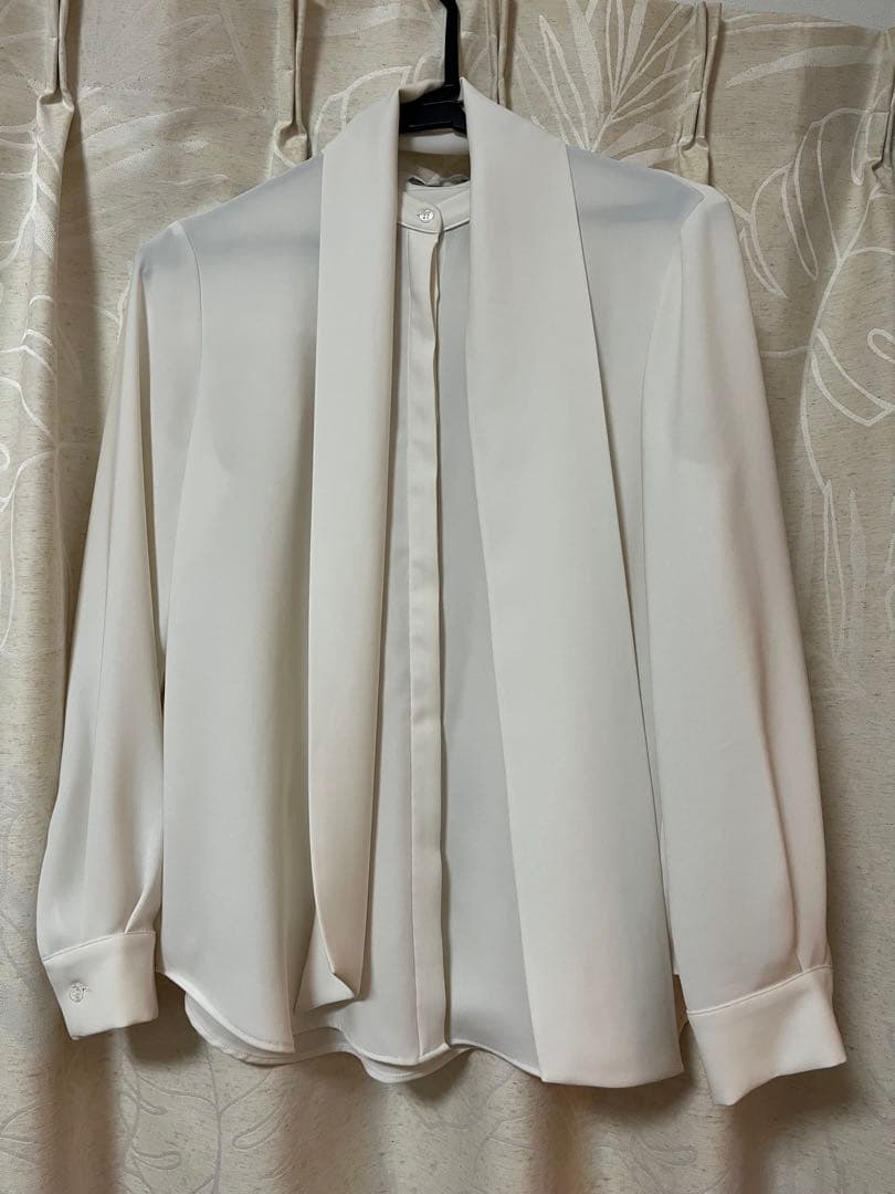 Theory Luxe ボウタイ取り外し可能ブラウス　2way アイボリー